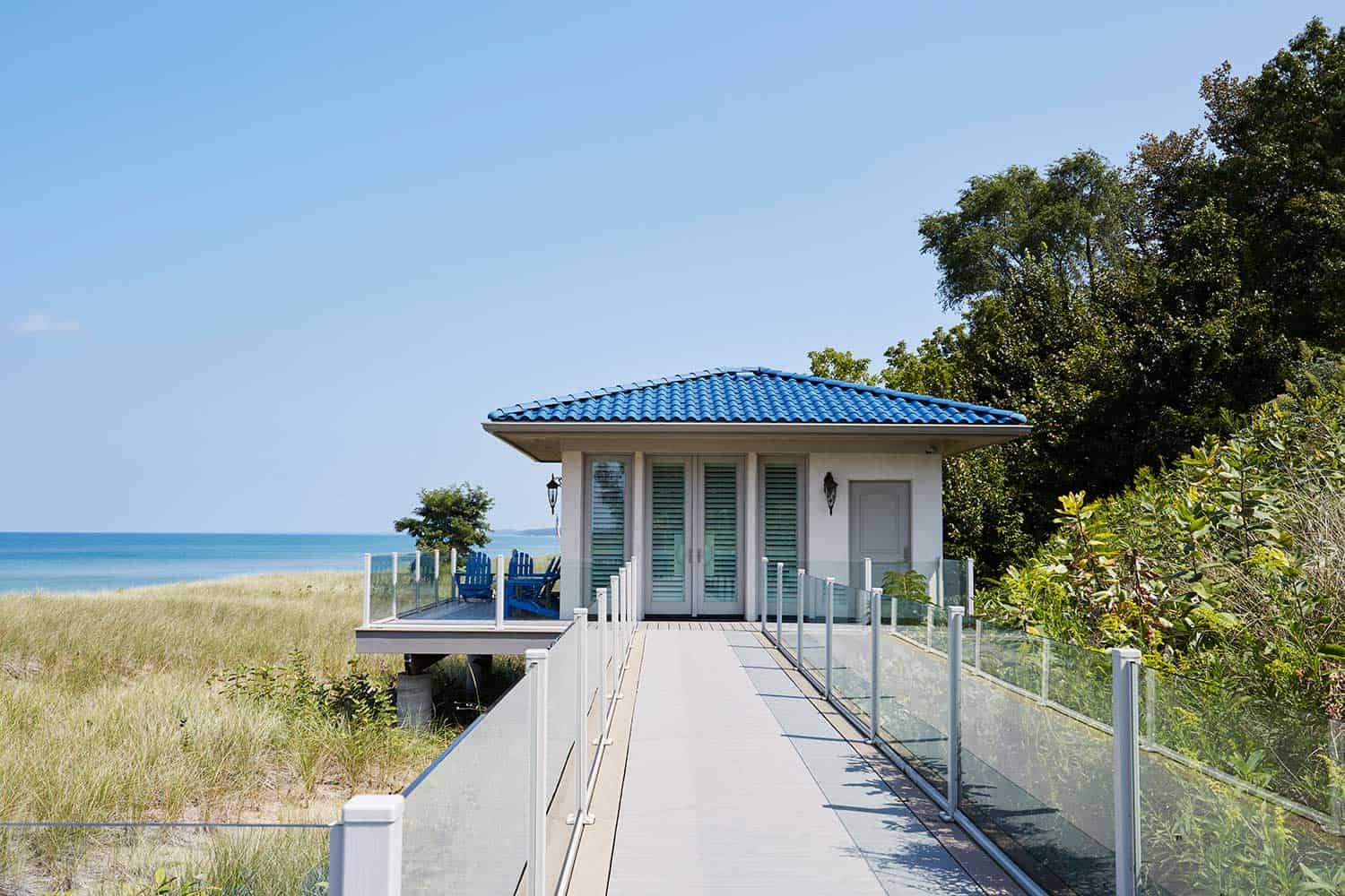 bridge-glass-railing-to-cabana