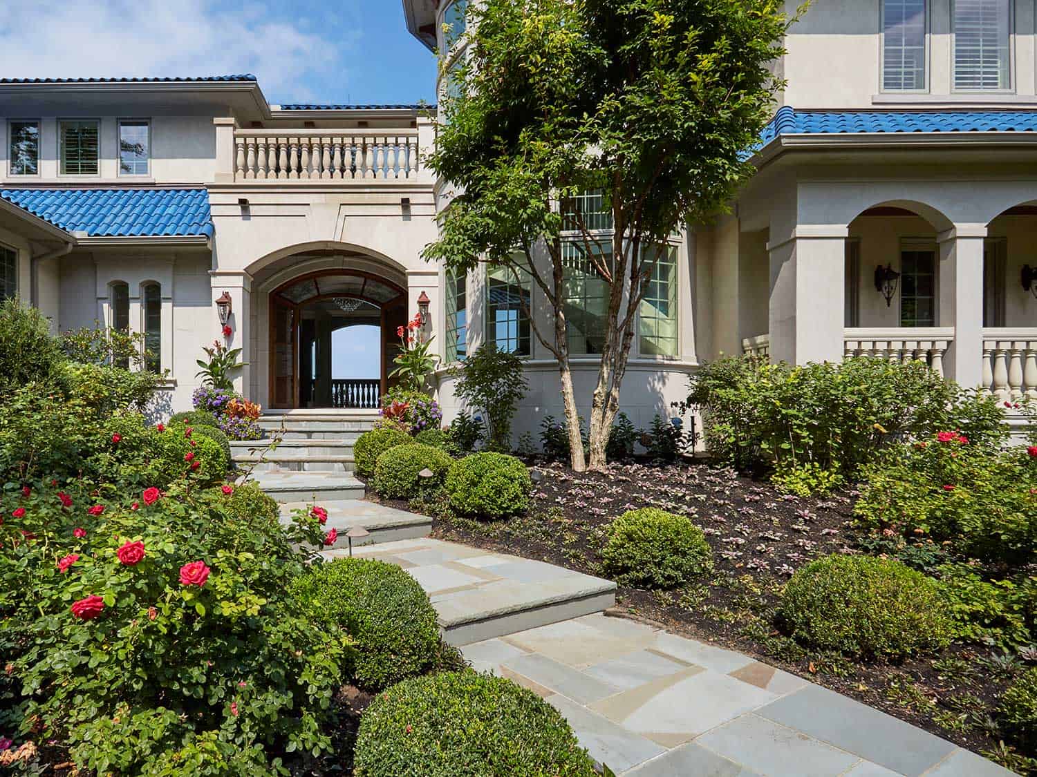 curved-bluestone-walkway-grand-entry