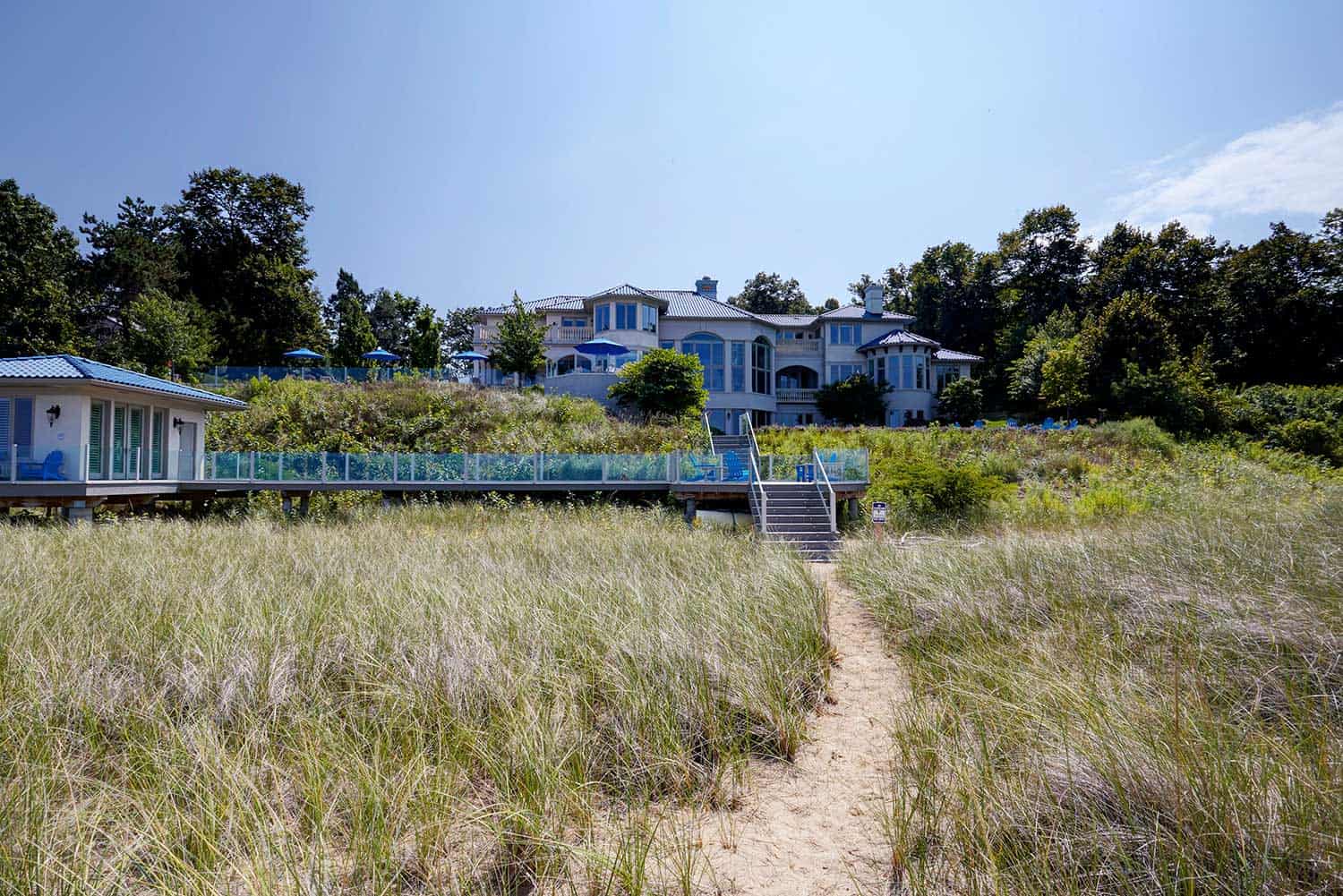 estate-tucked-into-dunes