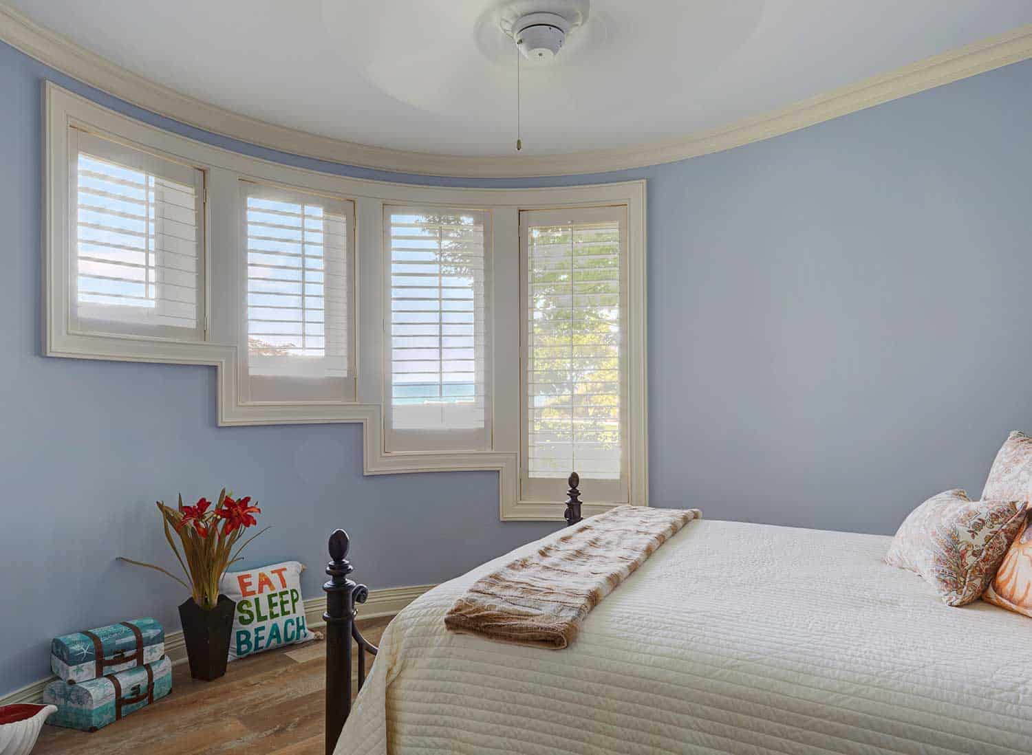 stair-stepped-windows-circular-bedroom