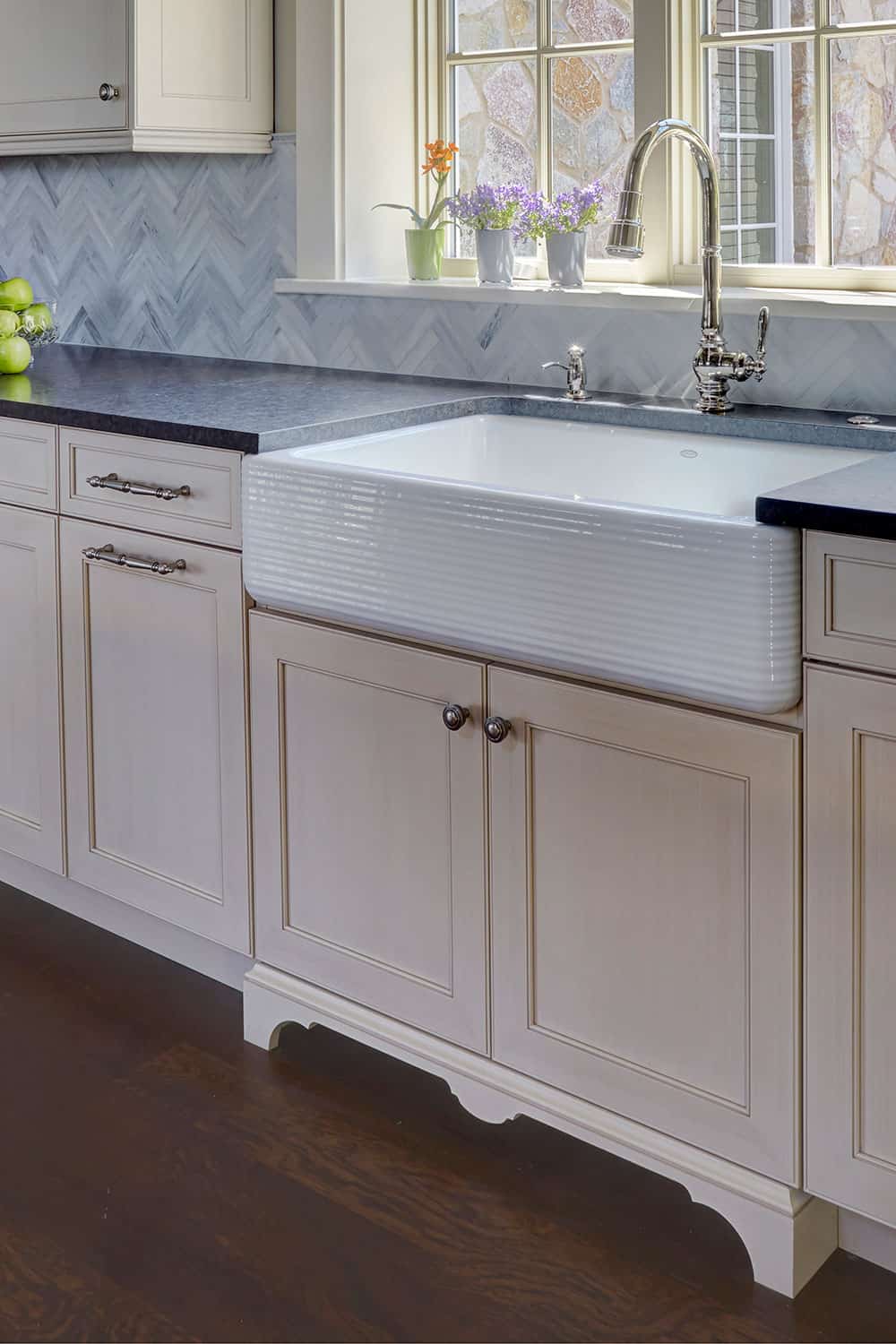 white-farm-sink-fluted-detailing-mundelein-il