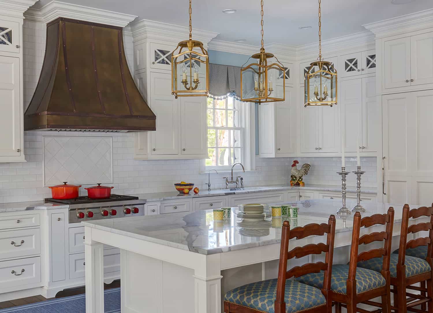 brass-pendant-lights-over-large-kitchen-island