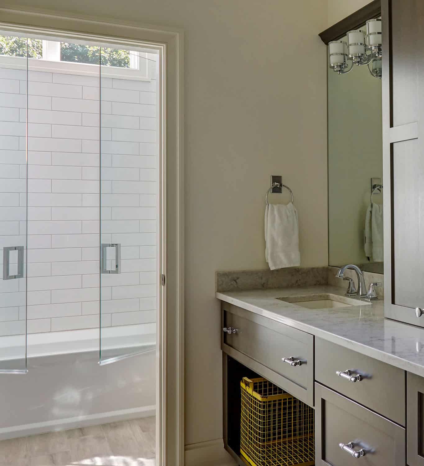 clerestory-window-above-tiled-tub-alcove