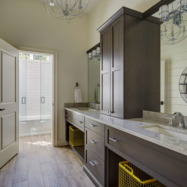 farmhouse-bath-wire-display-shelving