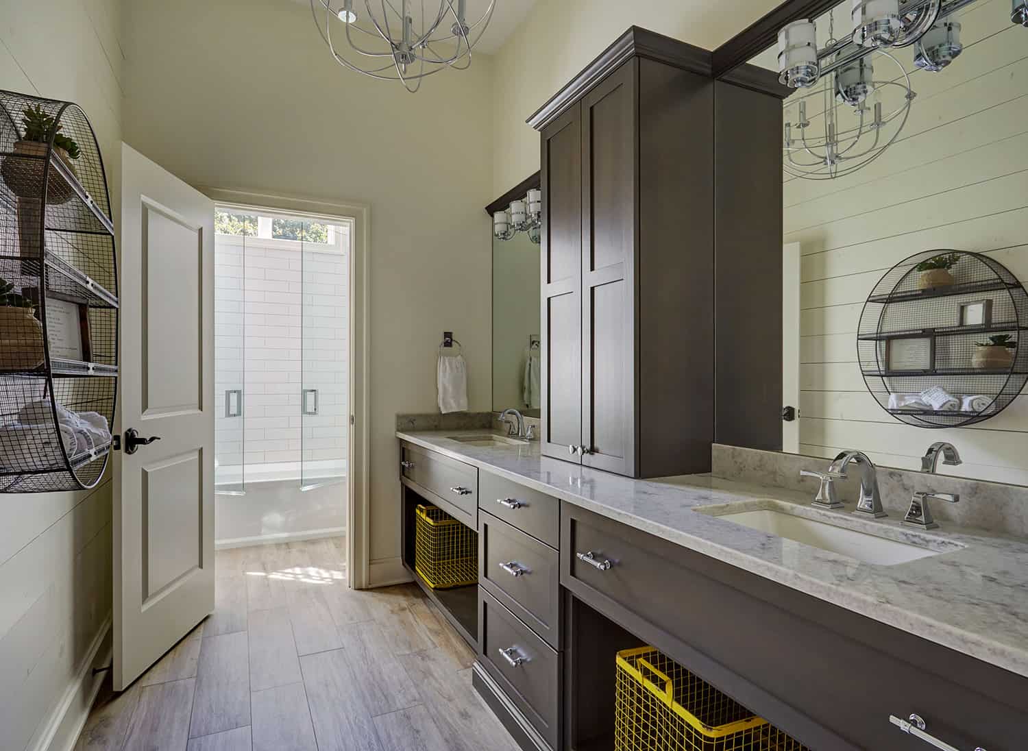 farmhouse-bath-wire-display-shelving