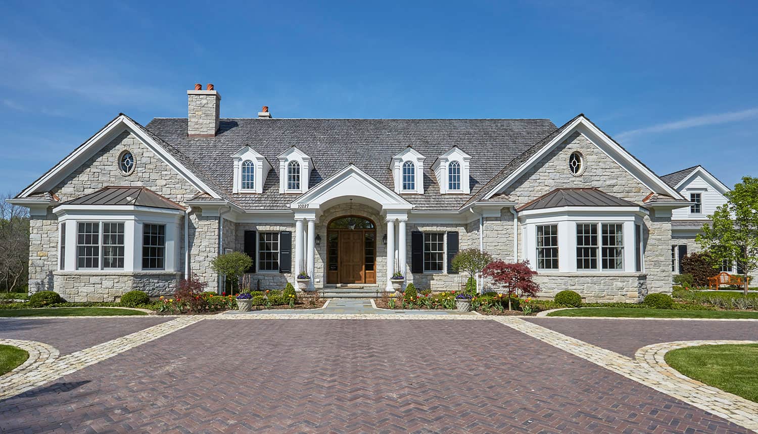 front-entry-herringbone-pavers-cobblestone-edging