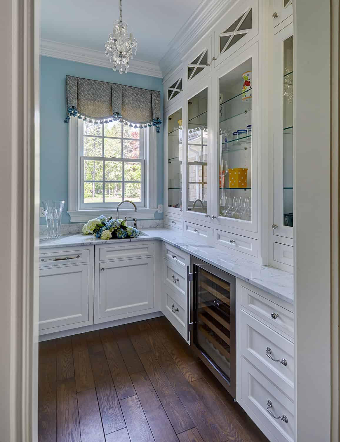 glass-fronted-cabinets-butlers-pantry-mequon-wisconsin