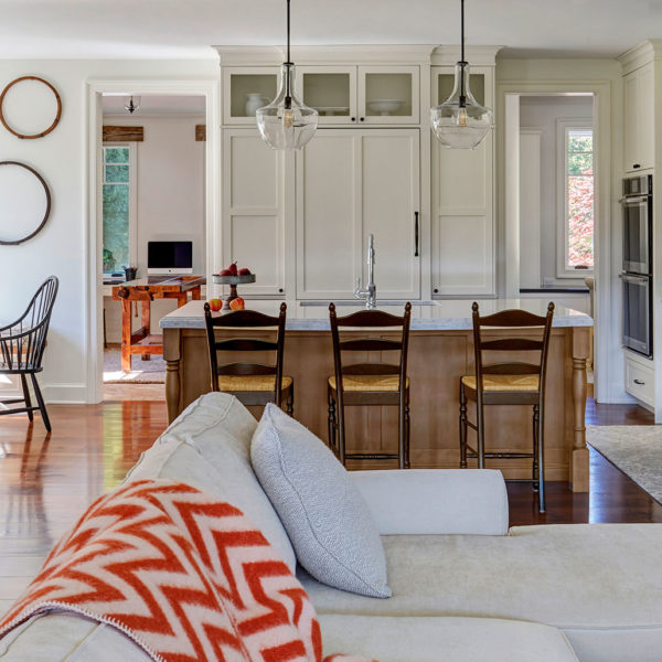 glass-pendant-lights-over-large-center-island