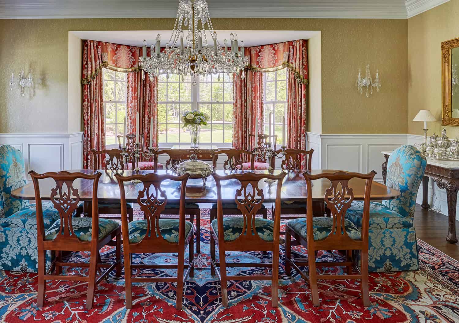 red-blue-gold-dining-room-with-bay-window