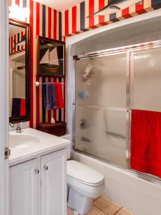 hall bath with red and blue stripes