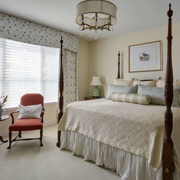 master-bedroom-poster-bed classic master bedroom