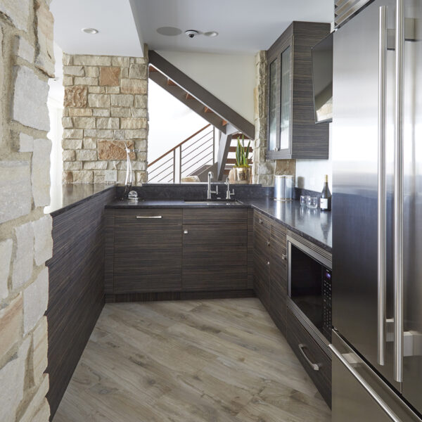 basement-wetbar u shaped lower level bar