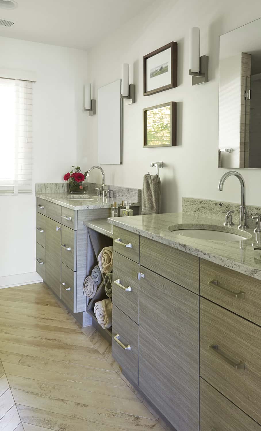 dual sinks in primary bath