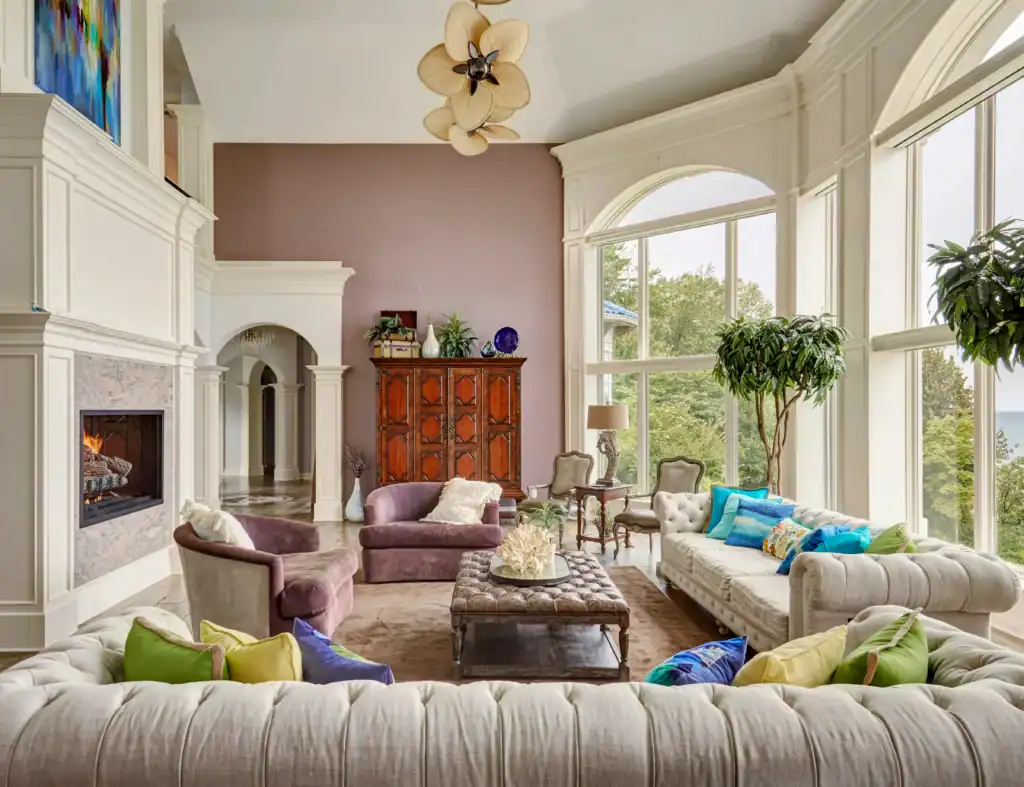 Picture of a grand living room with arched windows