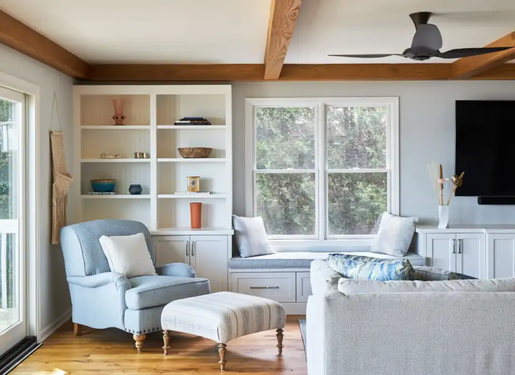 Picture of a living room corner with built in shelves